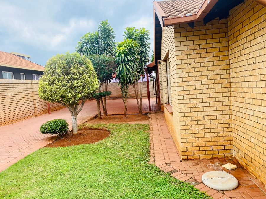 To Let 3 Bedroom Property for Rent in Geelhoutpark North West